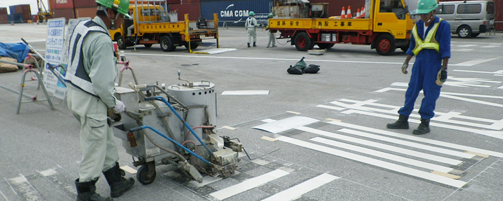 沖縄の交通安全施設・道路標識工事を行っています
